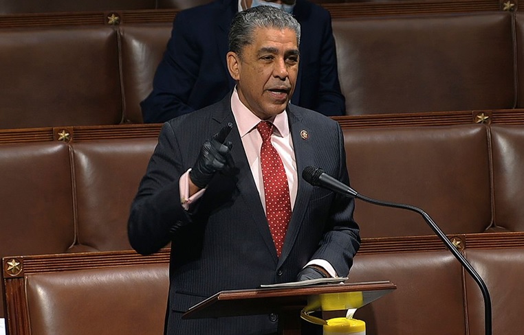 Espaillat vota para beneficiar en su D-13 decenas de miles de familias