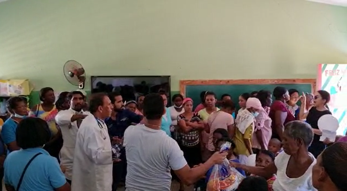 Antnio CRuz Jiminián entraga bonos y alimentos del gobierno