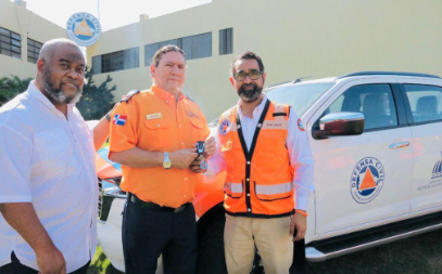 Director de la Defensa Civil adquiere bote y entrega camioneta a su oficina provincial en Sánchez Ramírez