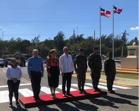 Presidente Luís Abinader acompañado de miembros del Ejército y de las Fuerzas Armadas en Santiago