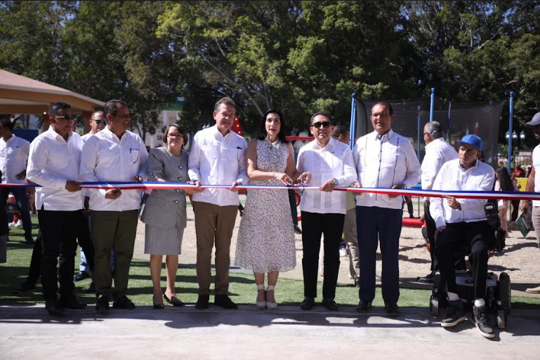La Primera Dama, Raquel Albaje y el ministro de Industria y Comercio inauguran obra