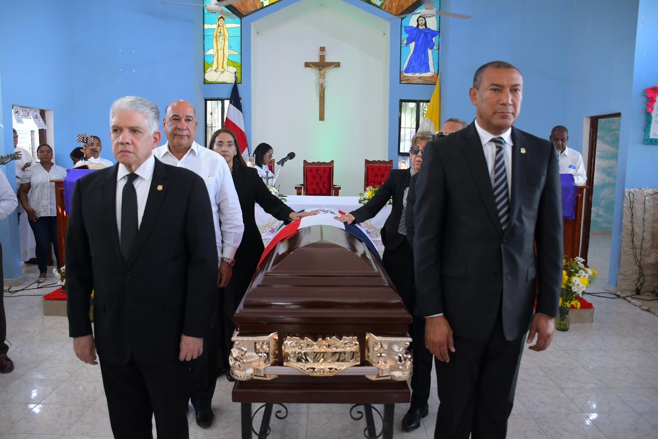 Senadores realizan guardia de honor en funeral del exsenador Francisco Jiménez Reyes