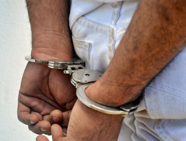 Falsos policías esposan hombre en Alto Manhattan_ delincuentes intercambian disparos con agentes