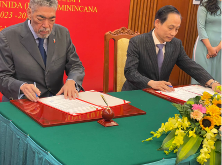 Miguel Mejía, del MIU, y el representante del PCV, Le Hoai Trung, al momento de la firma del citado acuerdo entre ambas organizaciones
