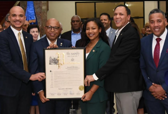 Alfredo Pacheco, presidente Cámara de Diputados mientras reciibe reconocimiento de congresistas de Nueva York