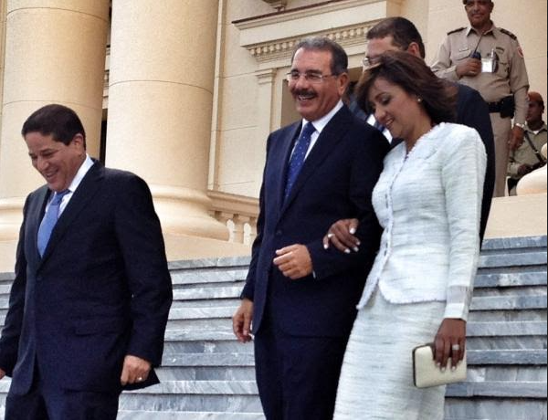 Expresidente Danilo Medina bajando escalinatas del Palacio Nocional juntoa su esposa
