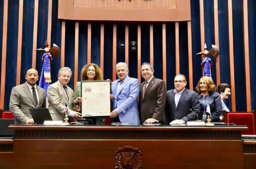 Presidente del Senado Eduardo Estrella, recibe reconcomiendo de Asamblea de NY
