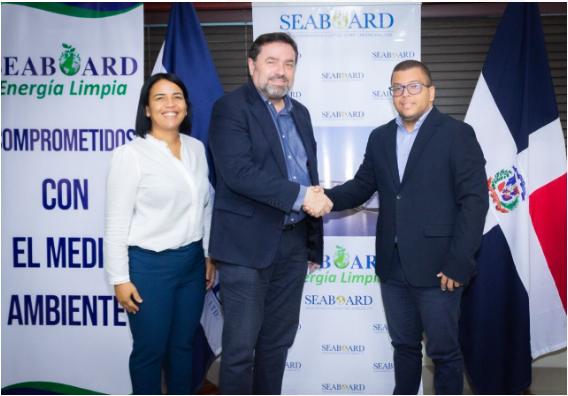 El vicepresidente de la empresa Seaboard-Transcontinental Capital Corporation, Armando Rodríguez, y el presidente de la Red Ambiental de Universidades Dominicanas (RAUDO), Alvin Rodríguez