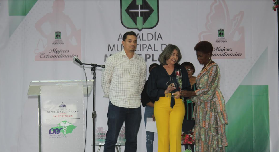 Alcaldía de Monte Plata reconoce a decenas de mujeres junto a la periodista Marivell Contreras