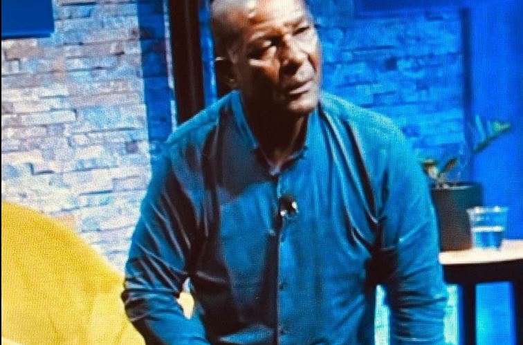Ex seguridad de Eddy Herrera pide de rodillas sus prestaciones laborales.