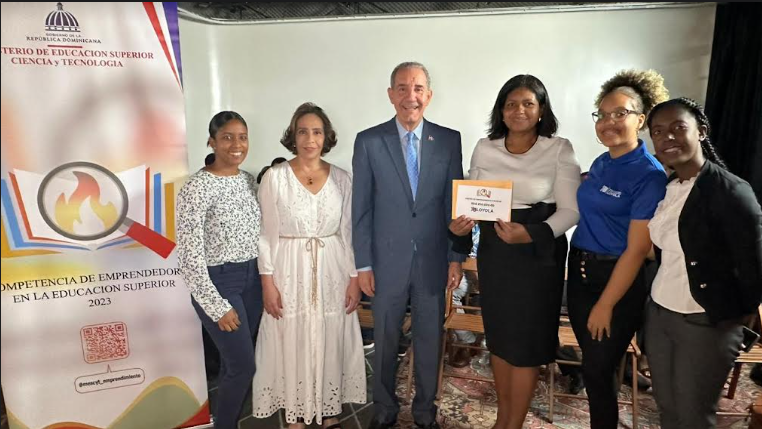 MESCYT otorga premio institucional al Centro de Emprendimiento Loyola