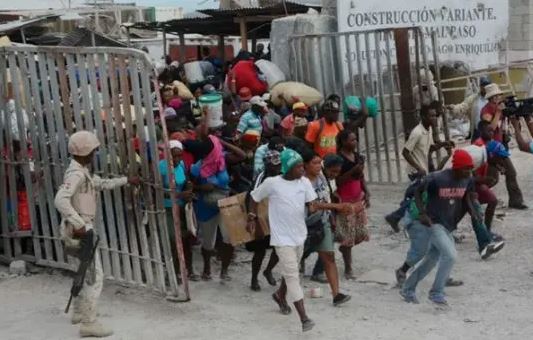 Haitianos cruzando hacia la República Dominicana