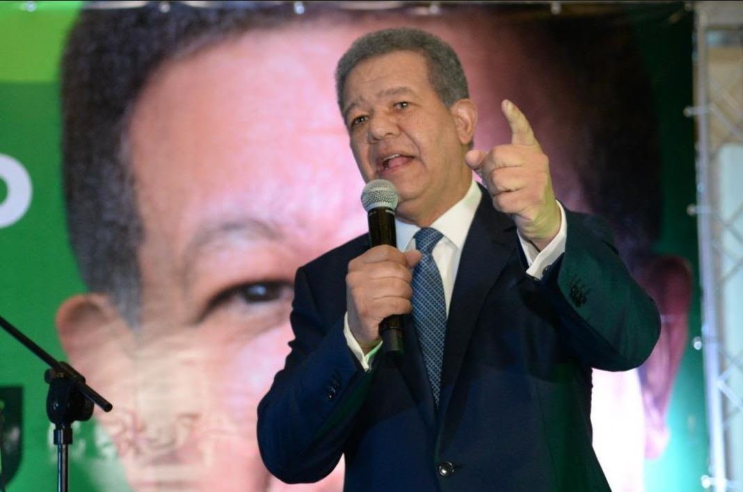 Los fantasmas de sus gobiernos desesperan a Leonel