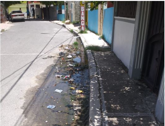 Exigen arreglo de cloaca que emana agua negra en el barrio El Laurel