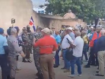 Dominicanos se entran a golpes en el Parque Independencia mientras difería de guerra entre Israel y Hama