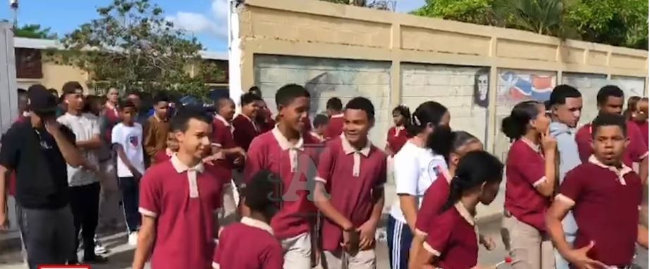 REbbeca Henrrriquez, pde a Ministro de Educación atender reclamos en el sector
