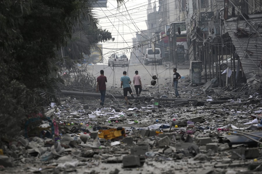 Palestinos enfrentan la devastación provocada por los ataques israelíes en Gaza. EFE/EPA/Mohammed Saber