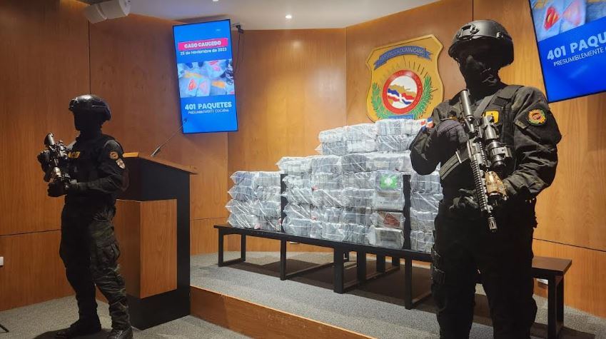Golpean otra vez; ocupan cargamento de 401 paquetes presumiblemente cocaína en caucedo