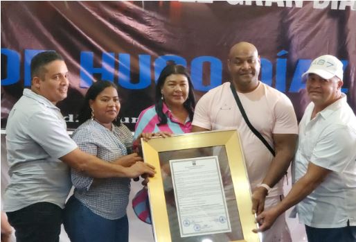 Realizan gran homenaje en vida a Hugo Díaz: desvelan mural del polideportivo de Imbert, Puerto Plata donde está plasmado su nombre