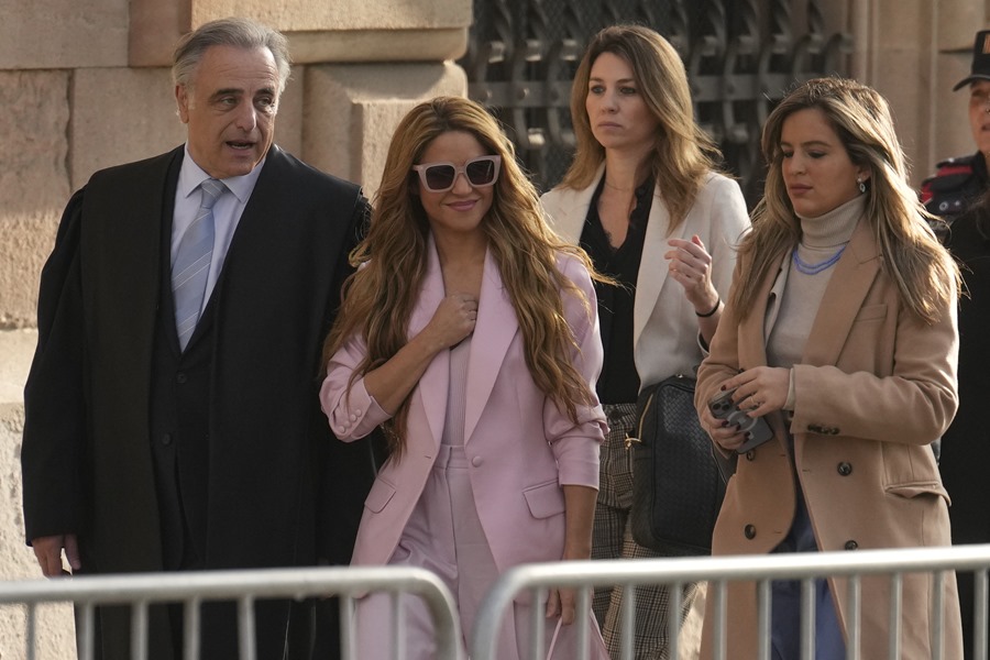 GRAFCAT6485. BARCELONA, 20/11/2023.- La cantante Shakira a su llegada a la Audiencia de Barcelona donde se sienta hoy en el banquillo, acusada de defraudar 14,5 millones a Hacienda entre 2012 y 2014, por lo que la Fiscalía le pide una condena de ocho años y dos meses de cárcel, con la puerta abierta a un pacto. EFE/Enric Fontcuberta