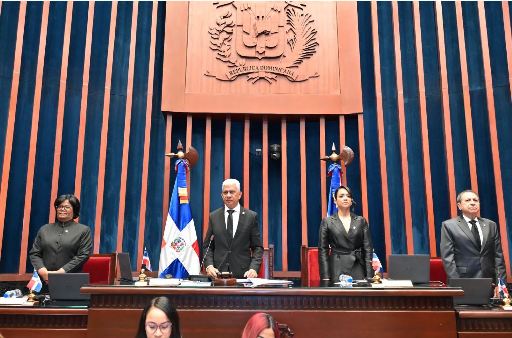 Presidente del Senado Ricardo de los Santos y demás integrantes del Bufete directivo