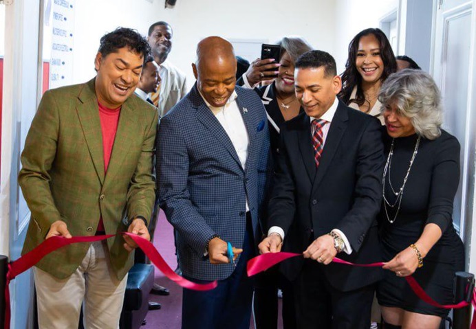 Alcalde NYC inaugura en El Bronx instalaciones Visión Global Tv propiedad de dominicano