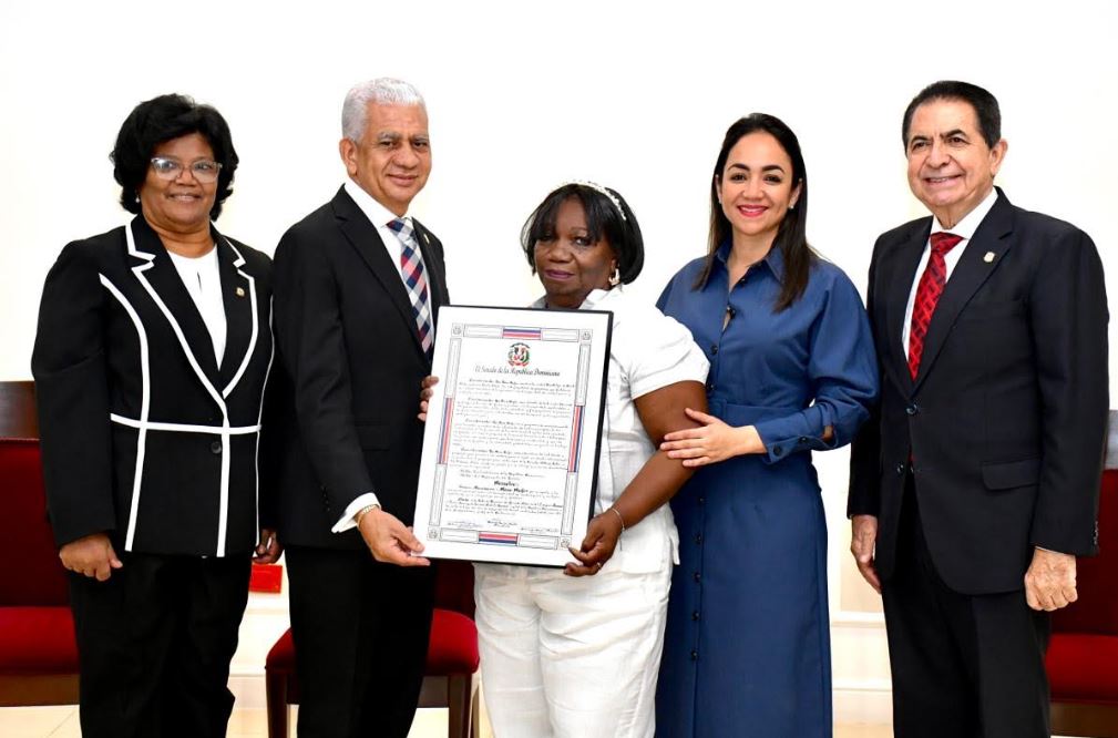 Senado reconoce a personalidades destacadas en el área de la medicina, educación y servicio comunitario
