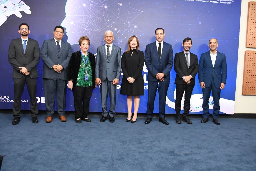 En la actividad participaron, además, Catalina Andújar, directora del Capítulo República Dominicana de la OEI, el senador por la provincia Peravia, Milcíades Franjul, estudiantes del Liceo Experimental O&M y del Instituto Politécnico Ángeles Custodio, directores, encargado y colaboradores del Senado.