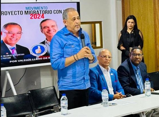 Juramentan movimiento político proyecto migratorio con Luis Abinader 4