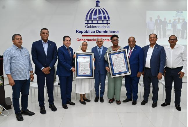 Senado reconoce a Xiomara Fortuna por 40 años en la musica y al Centro Educativo San José en sus 82 aniversario