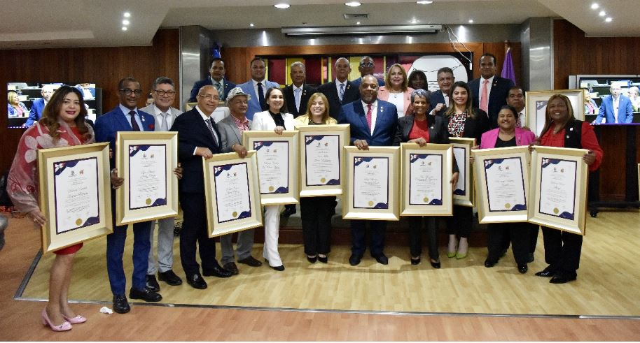 Diputados del PLD reciben pergamisno de reconocimiento