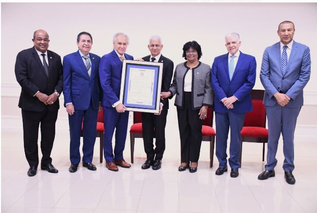 Presidene del Senado Ricardo de los Santos junto a otros senadores entregan pergamino de reconocimiento