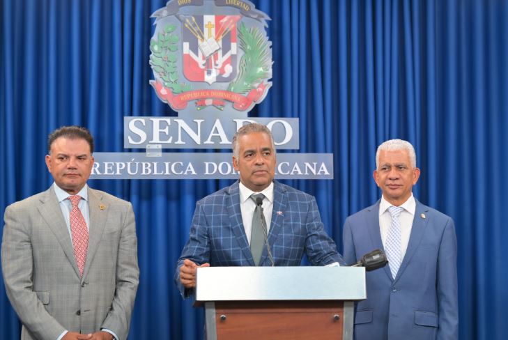 Presidente del Sendo, Ricardo de los Sants recibe contrato del PE
