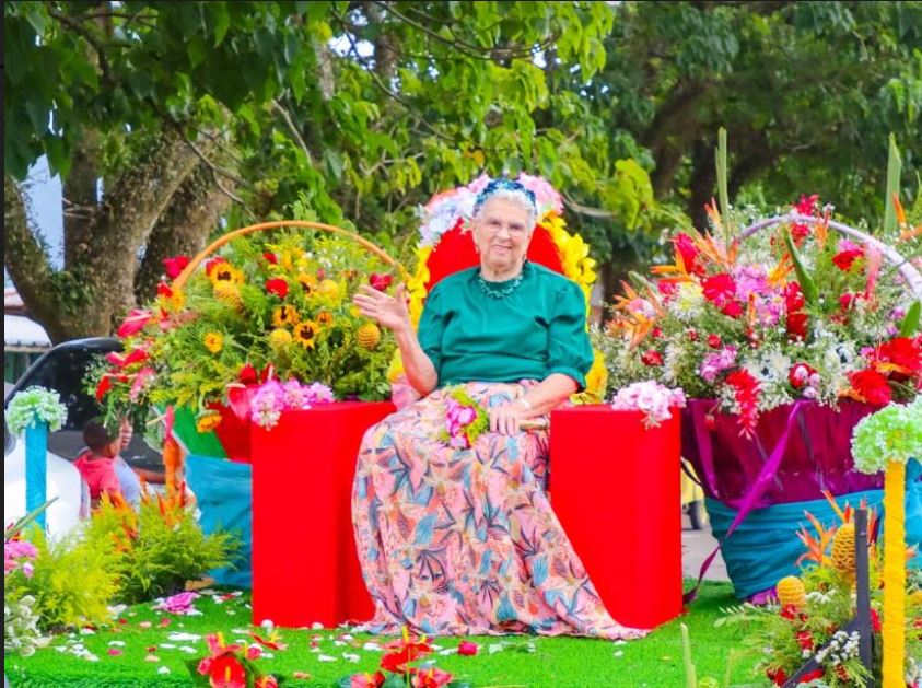 Vibrante Festival de las Flores destilando alegría en asistentes.