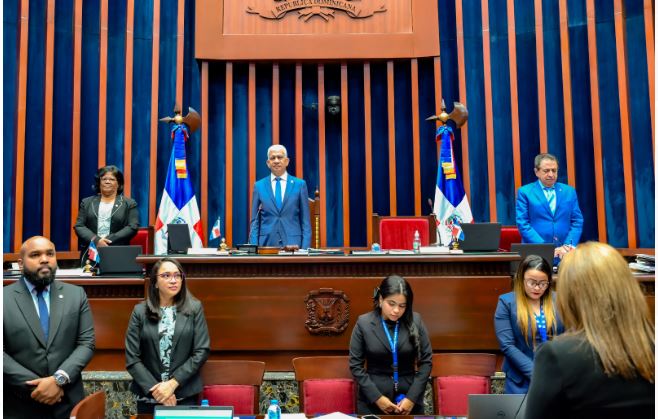 Bufete directivos delSenado, gyuarda un minuto de silencio