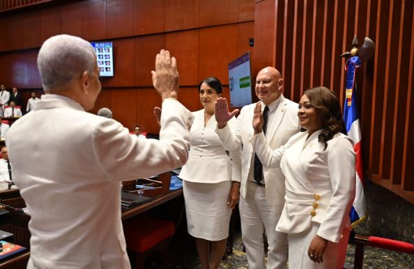 Presidente del Sendo juramenta miembros del bufete directivos