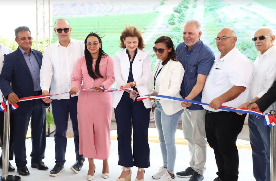 Vicepresidente Raquel Peña inaugura central fotovoltaica Brazo Derecho Solar