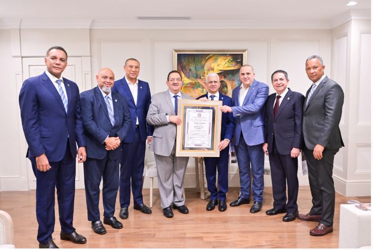 Senadores salientes junto al presidente del Senado