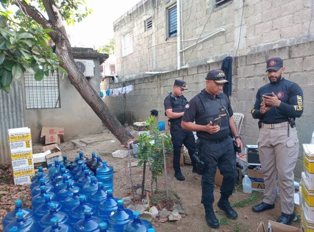 CECCOM desmantela red de fabricantes de bebidas alcohólicas adulteradas con más de 500 unidades