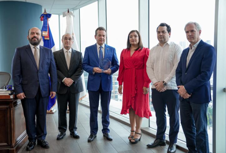 ONEC reconoce al ministro Ito Bisonó por su apoyo al sector comercial interno del país