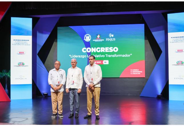 Presidentes del Senado Ricardo de los Santos y Alfredo Pcheco de la Cámara de diputados junto a   Servio tulio Castaños guzmán de Fujujus