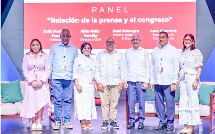 Los presidentes del Senado y de la C+ámara de dputados juntos a panalistas