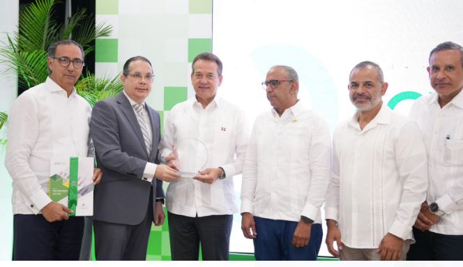 El ministro Ito Bisonó recibió el galardón en nombre del MICM