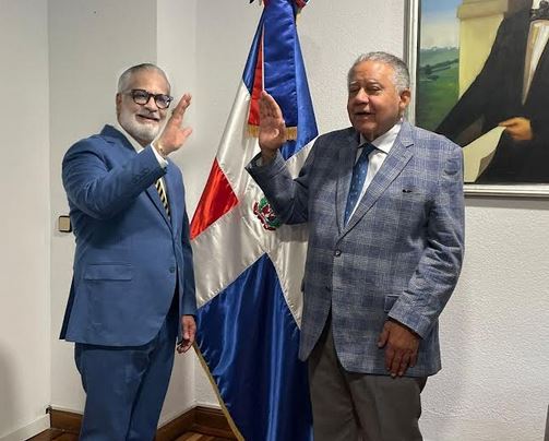 José Marte Piantini  es juramentado por Juan Bolívar Dìaz