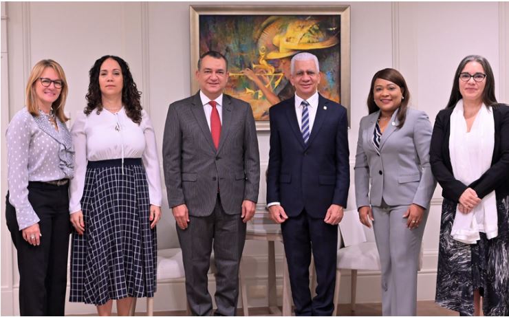 Ricardo de los Santos recibe de presidente JCE y representantes PNUD propuesta para capacitar legisladoras