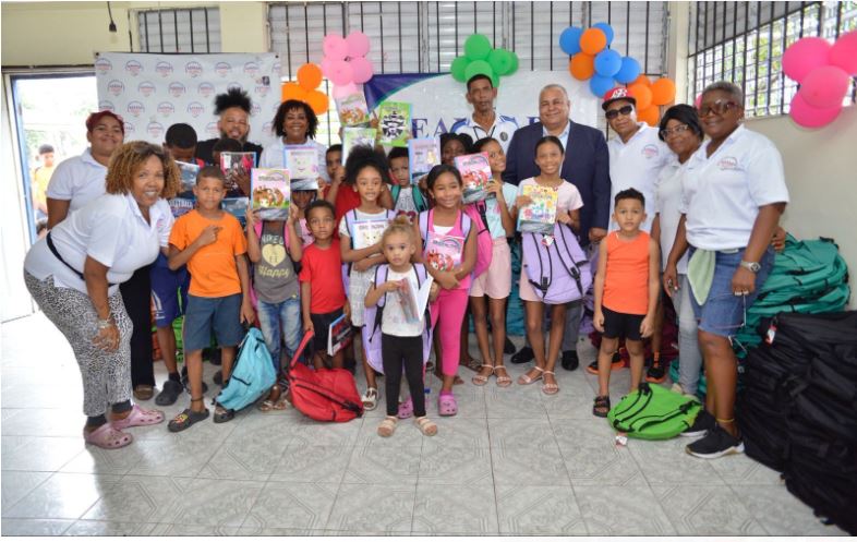 Empresa Seaboard en coordinación con CODEBAVIF beneficia a más de 600 niños con útiles escolares