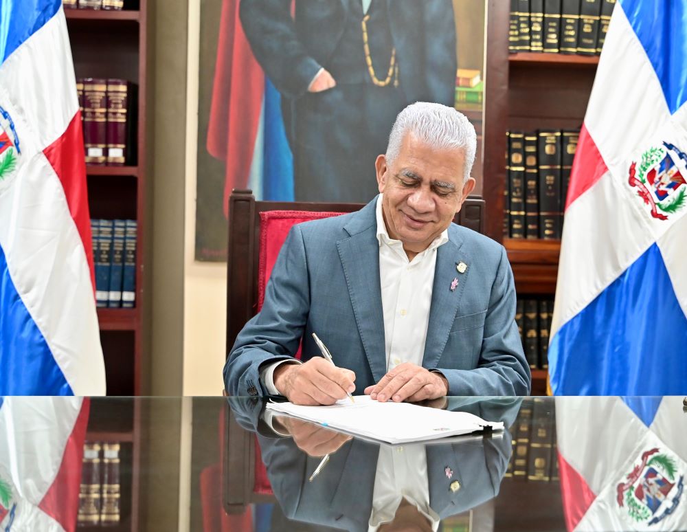 Ricardo de los Santo, presidente del Senado, mientras firma la nueva Constitución