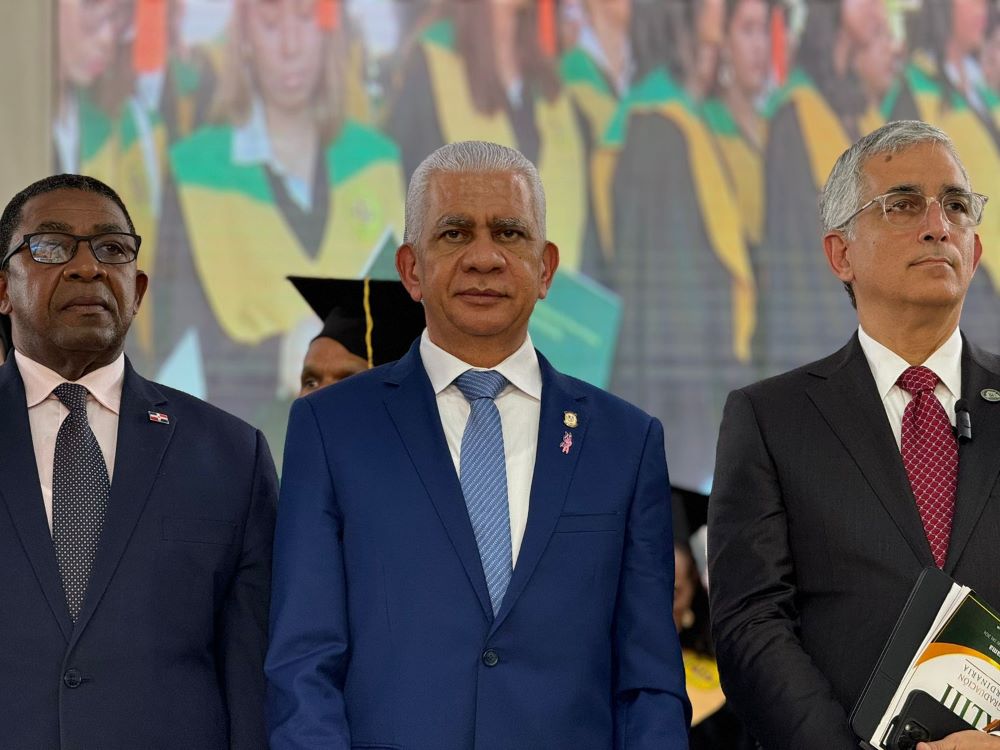 Senador Ricardo De Los Santos felicita graduandos Universidad UTECO