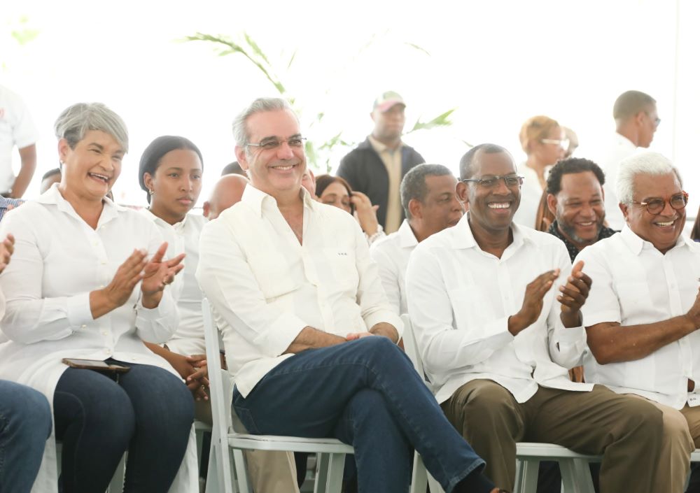 Presidente Abinader entrega 1,700 títulos de propiedad en Quisqueya, San Pedro de Macorís