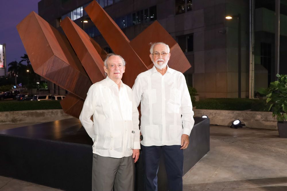 BHD devela escultura monumental del artista Arturo Berned